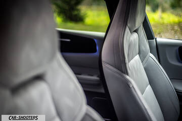Polestar 4 – interior, leather front seats