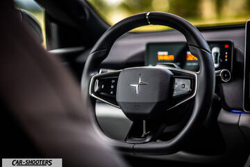 Polestar 4 – dashboard, digital instrument cluster and steering wheel