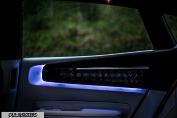 Polestar 4 – interior, illuminated door panel close-up