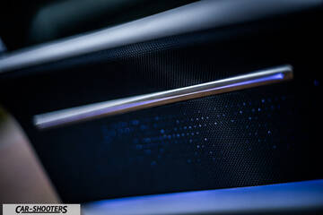 Polestar 4 – detail, speaker grille close-up with ambient lighting