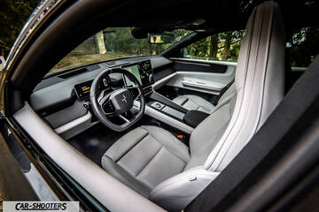 Polestar 4 – interior, light grey front seats
