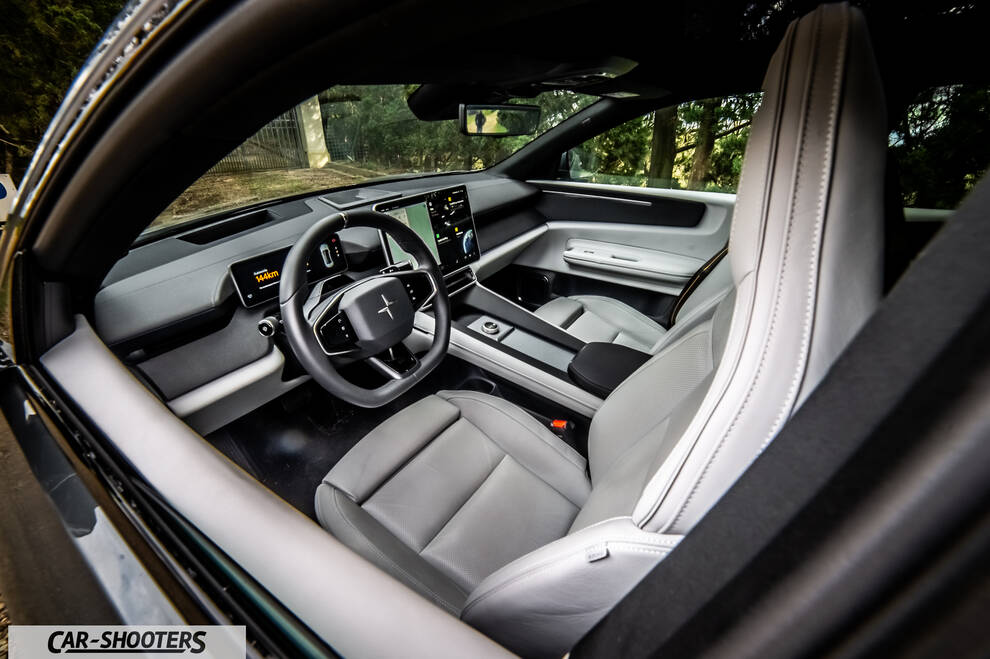 Polestar 4 – interior, light grey front seats