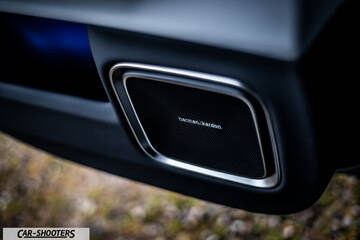 Polestar 4 – detail, harman kardon speaker grill close-up