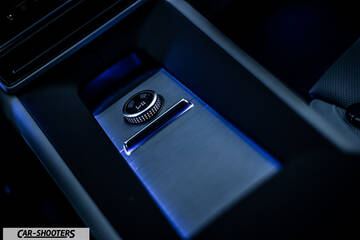 Polestar 4 – detail, center console control dial