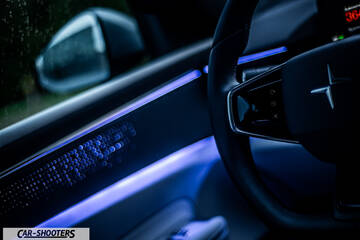 Polestar 4 – interior, blue ambient interior lighting