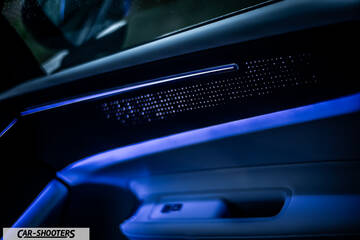 Polestar 4 – interior, ambient lit door panel