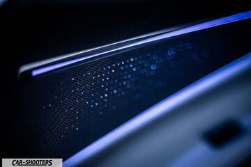 Polestar 4 – detail, illuminated interior trim detail