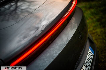 Polestar 4 – detail, rear light bar close-up