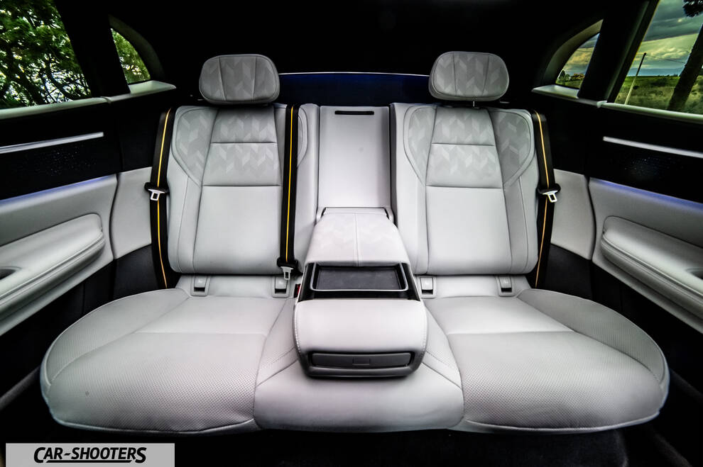 Polestar 4 – interior, white leather rear seats