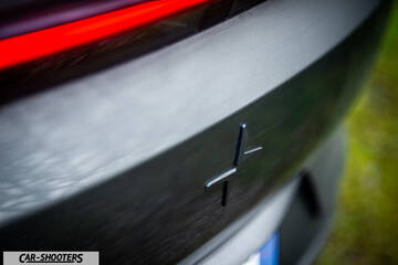 Polestar 4 – detail, rear emblem close-up