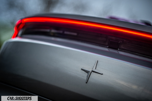 Polestar 4 – detail, rear emblem and taillight close-up