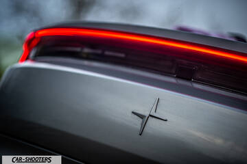 Polestar 4 – detail, rear emblem and taillight close-up