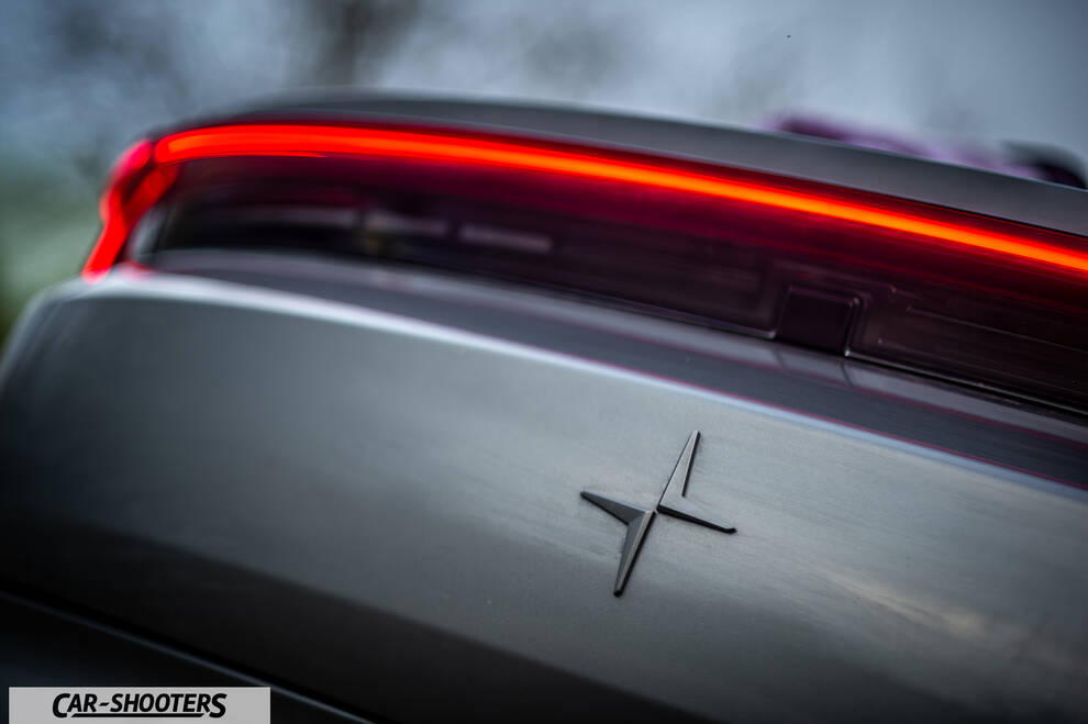 Polestar 4 – detail, rear emblem and taillight close-up