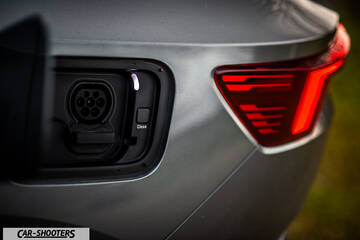 Polestar 4 – detail, charging port close-up