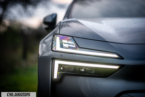 Polestar 4 – detail, headlight close-up with daytime running lights