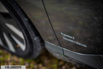 Polestar 4 – detail, door panel badge close-up
