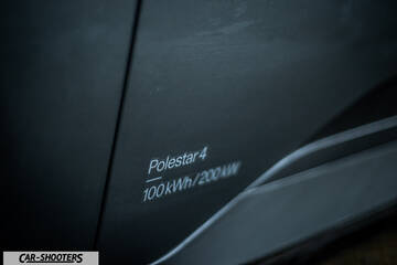 Polestar 4 – detail, badge close-up