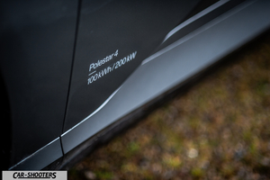 Polestar 4 – detail, side panel text detail