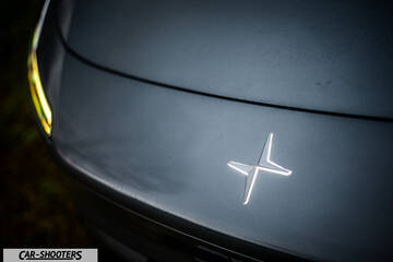 Polestar 4 – detail, hood emblem close-up