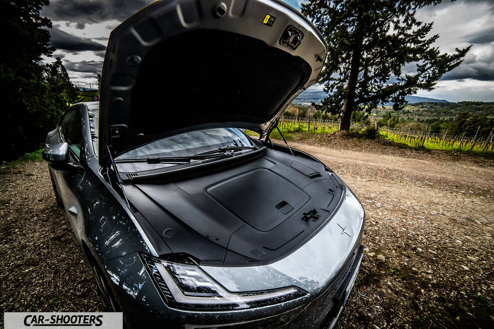 Polestar 4 – engine bay, open frunk on a dirt road