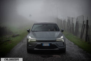 Polestar 4 – front three-quarter, grey on a foggy country road