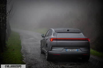 Polestar 4 – rear three-quarter, grey metallic on a misty country road