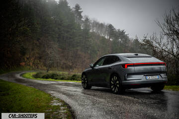 Polestar 4 – rear three-quarter, grey metallic on a country road