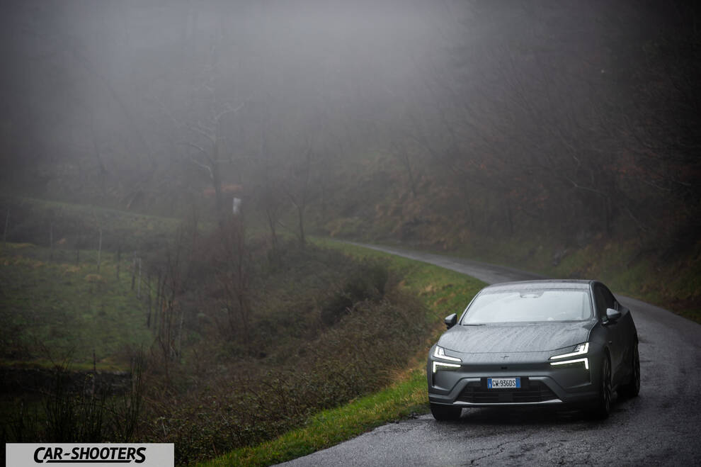 Polestar 4 – front three-quarter, grey on a country road
