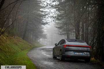 Polestar 4 – rear three-quarter, grey on a foggy mountain road