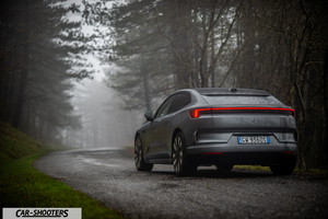 Polestar 4 – rear three-quarter, grey metallic on a country road