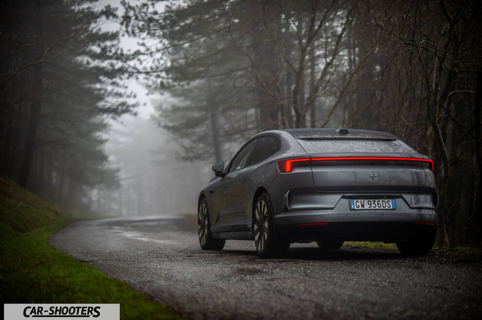 Polestar 4 – rear three-quarter, grey metallic on a country road