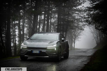 Polestar 4 – front three-quarter, grey on a wet mountain road