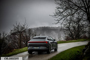 Polestar 4 – rear three-quarter, grey on a wet country road