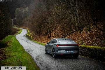 Polestar 4 – rear three-quarter, grey on a country road