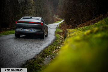 Polestar 4 – rear view, grey on a wet country road