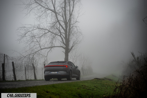 Polestar 4 – rear view, grey on a foggy road