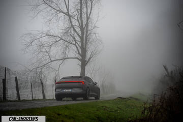 Polestar 4 – rear view, grey on a foggy road
