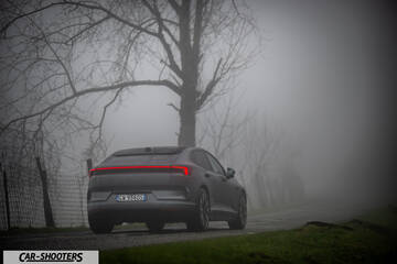 Polestar 4 – rear three-quarter, grey on a foggy road