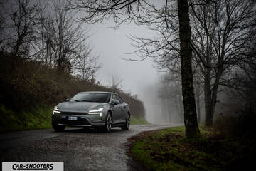 Polestar 4 – front three-quarter, grey on a misty road