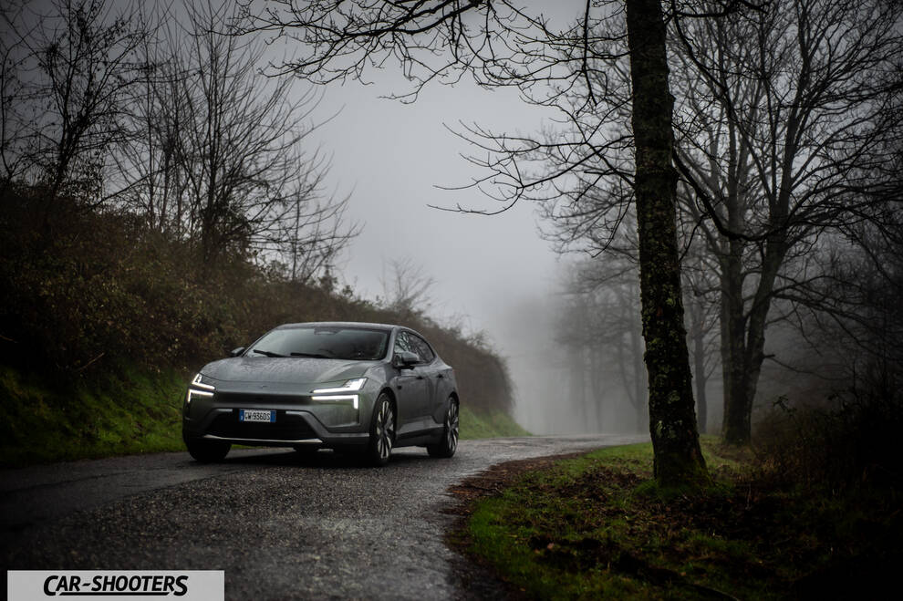 Polestar 4 – front three-quarter, grey on a misty road
