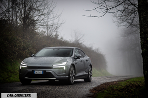 Polestar 4 – front three-quarter, silver metallic on a country road