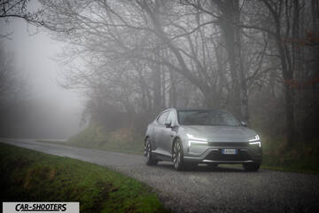 Polestar 4 – front three-quarter, silver on a foggy country road