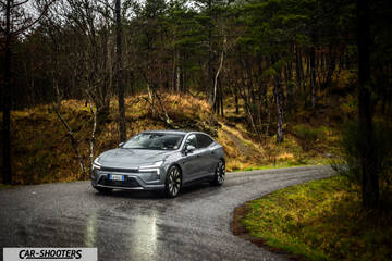 Polestar 4 – front three-quarter, grey on a country road