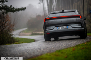 Polestar 4 – rear view, grey metallic on a country road