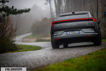 Polestar 4 – rear view, grey metallic on a country road