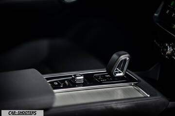 Volvo XC90 2025 – interior, center console and gear shifter