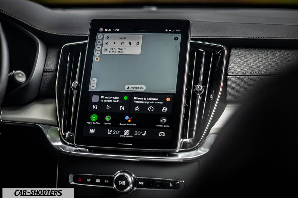 Volvo XC90 2025 – dashboard, large vertical touchscreen infotainment display