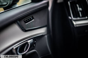 Volvo XC90 2025 – interior, door panel controls