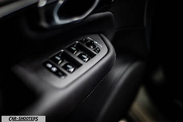 Volvo XC90 2025 – interior, door panel controls close-up