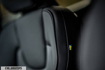 Volvo XC90 2025 – interior, black leather seat with swedish flag tag